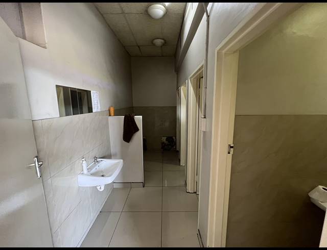 921M² SHOWROOM FOR SALE IN PAROW CENTRAL